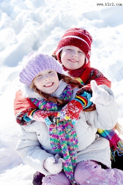 戴帽子的可爱女孩图片