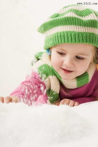 戴帽子的可爱女孩图片