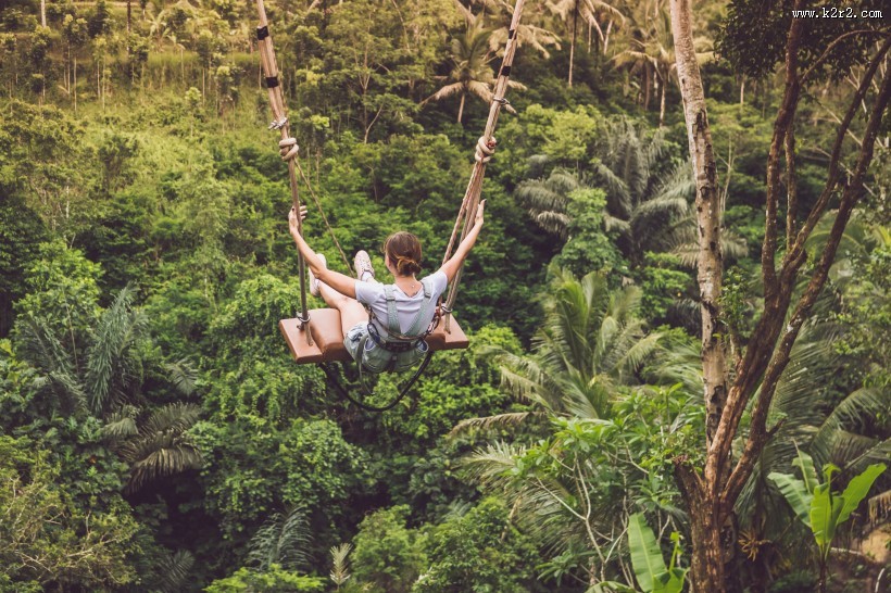 荡秋千的人图片