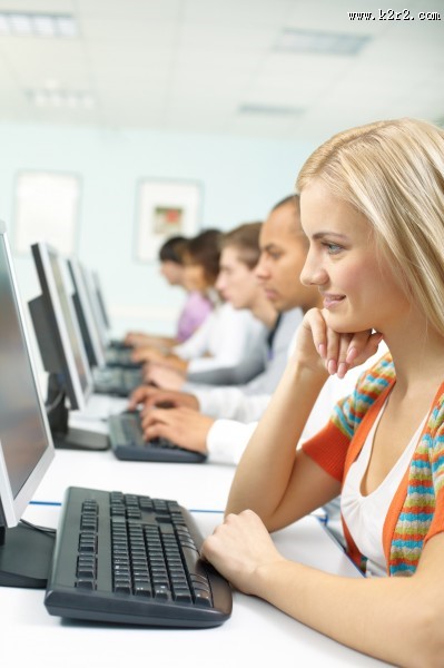 青春洋溢的大学生图片