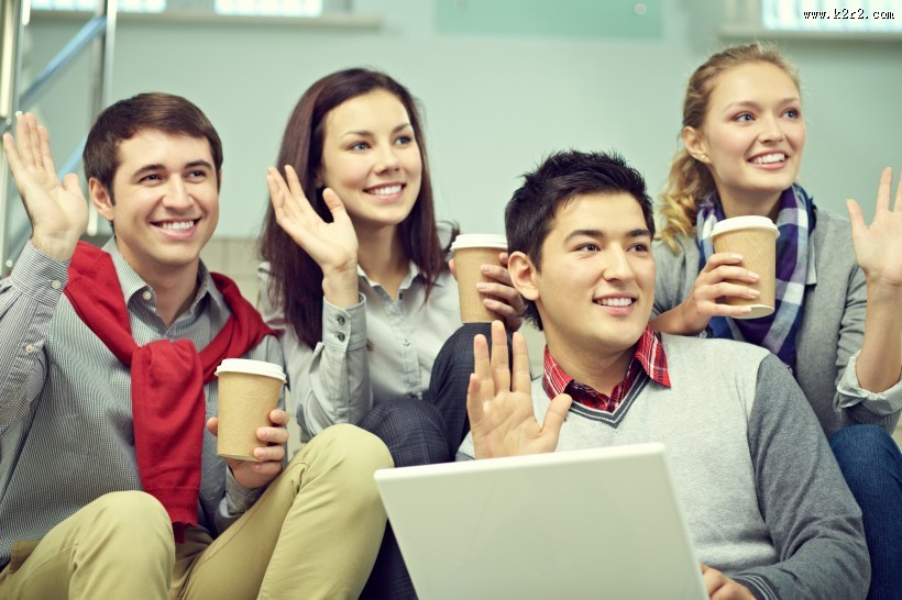 青春洋溢的大学生图片