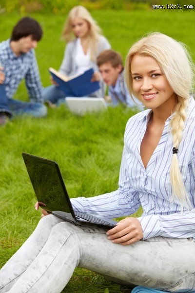 青春洋溢的大学生图片