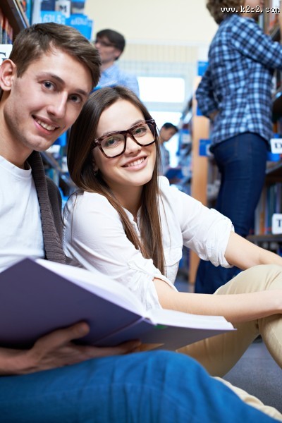 青春洋溢的大学生图片