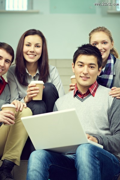 青春洋溢的大学生图片