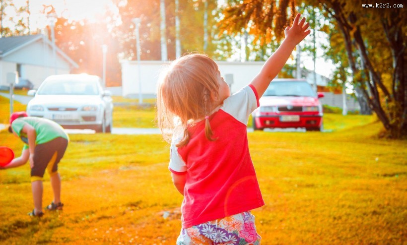 扎辫子的小女孩图片