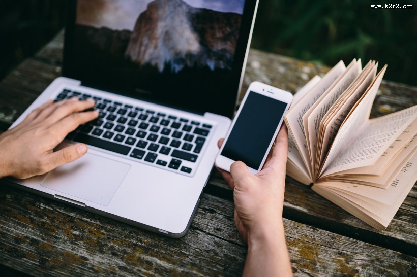 男子在湖边工作的图片