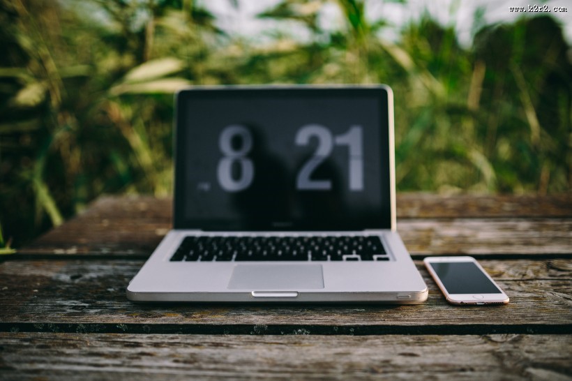 男子在湖边工作的图片