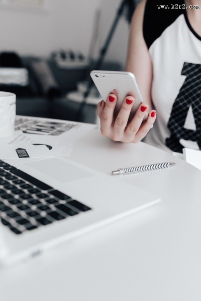 拿着手机的双手图片