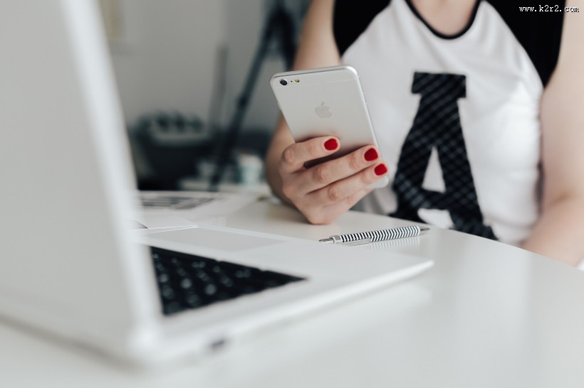 拿着手机的双手图片