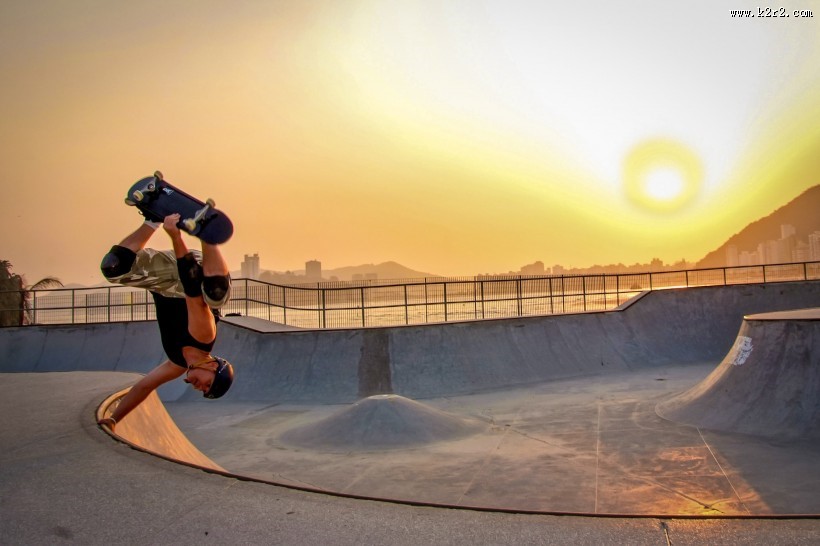 玩滑板的时尚青年图片