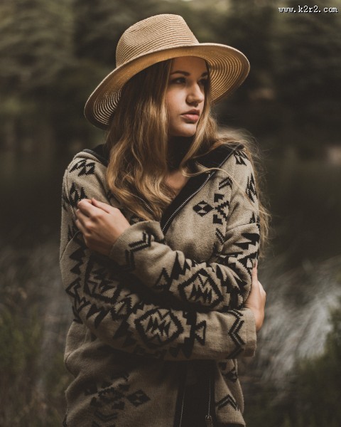 戴帽子的时尚美女图片