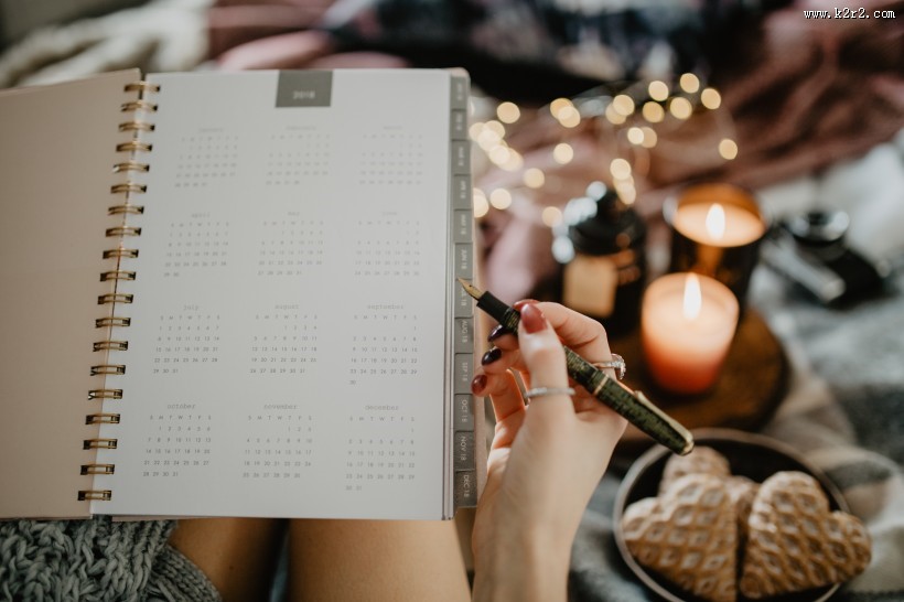 双手捧着日历的图片