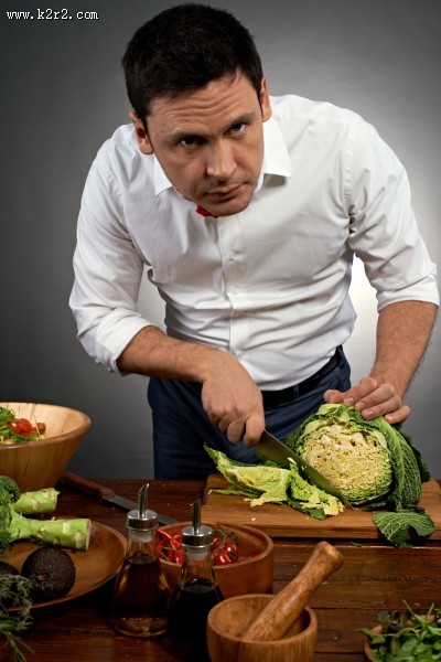 做饭的男士图片