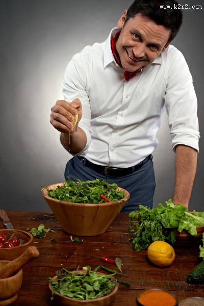 做饭的男士图片