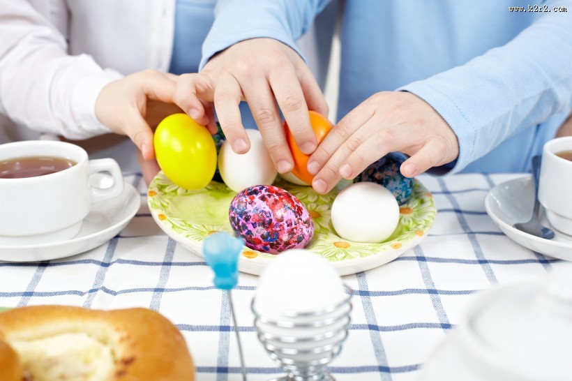 做彩蛋的可爱儿童图片大全