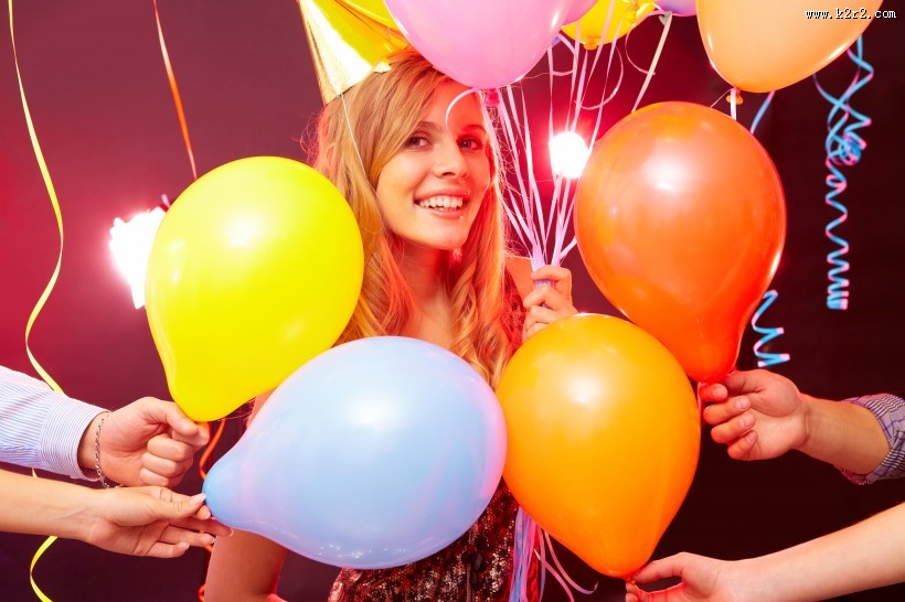 参加聚会的时尚青年男女图片