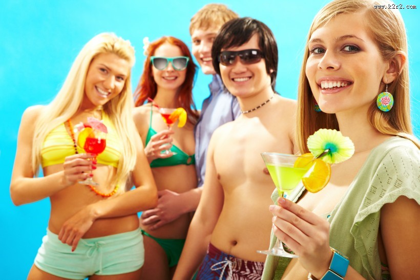 参加聚会的时尚青年男女图片