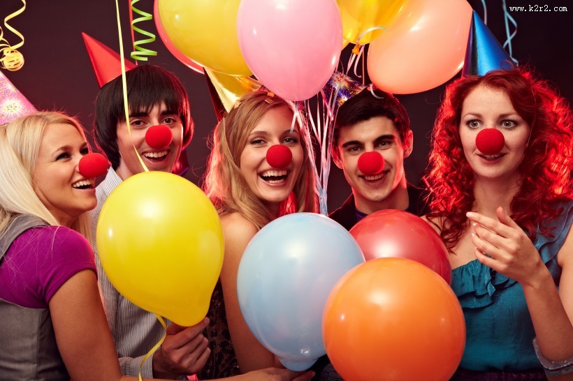 参加聚会的时尚青年男女图片