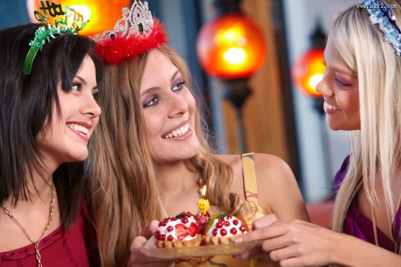 参加聚会的时尚青年男女图片