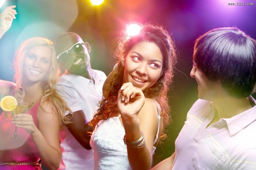 参加聚会的时尚青年男女图片