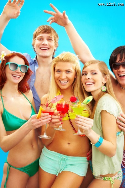 参加聚会的时尚青年男女图片