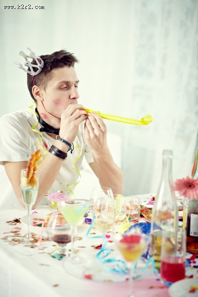 生日聚会上的搞怪男士图片