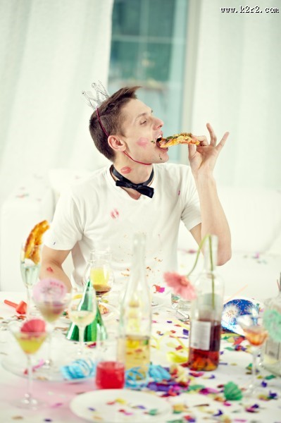 生日聚会上的搞怪男士图片