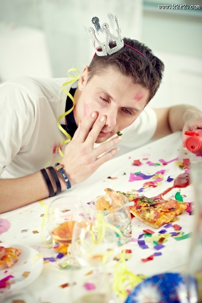 生日聚会上的搞怪男士图片