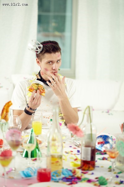 生日聚会上的搞怪男士图片