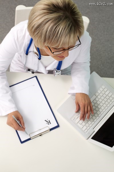 穿白大褂的女医生图片