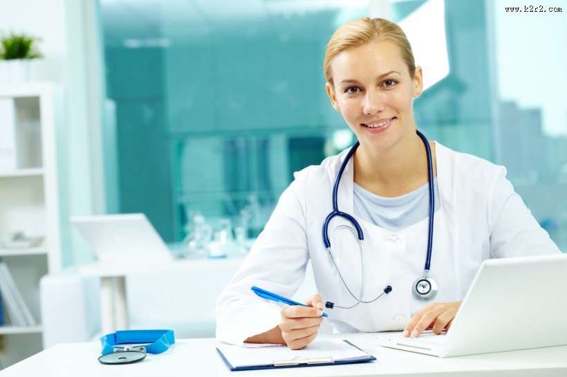 穿白大褂的女医生图片