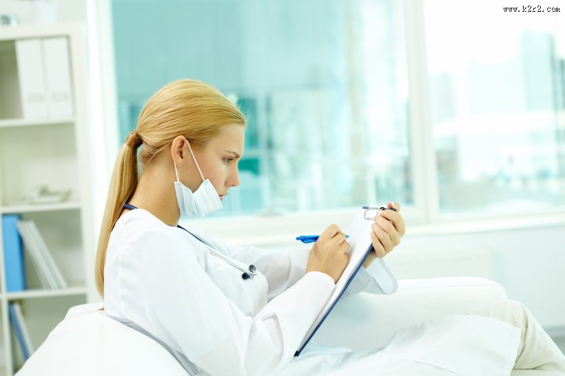 穿白大褂的女医生图片