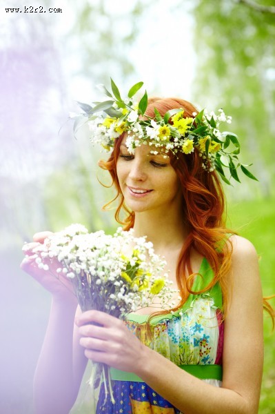 头戴花环的美女图片