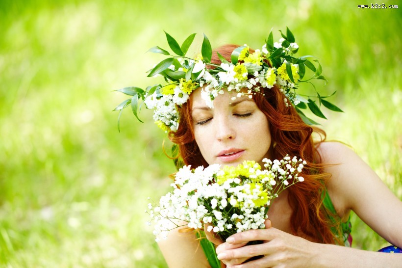 头戴花环的美女图片