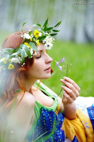 头戴花环的美女图片