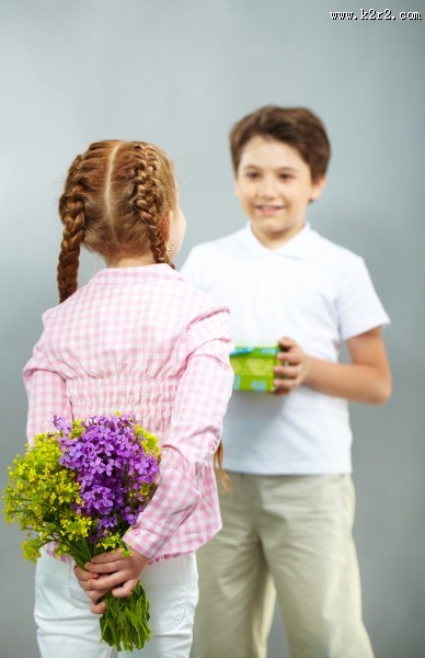 拿着花束的可爱儿童图片