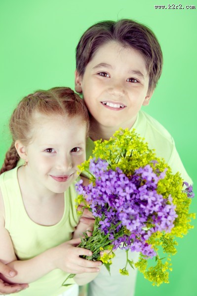 拿着花束的可爱儿童图片