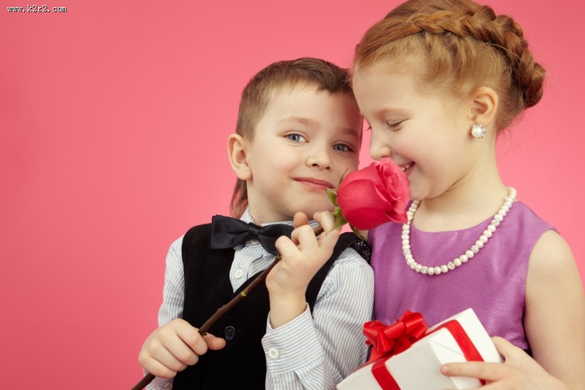 拿着花束的可爱儿童图片