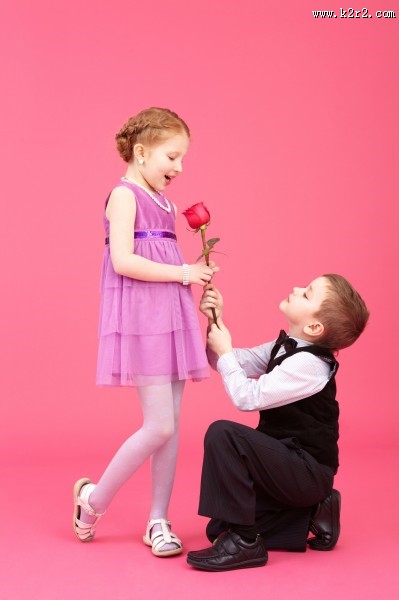 拿着花束的可爱儿童图片