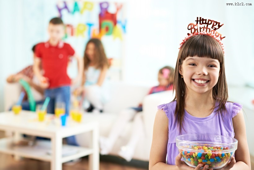 可爱儿童的生日聚会图片