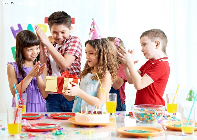 可爱儿童的生日聚会图片
