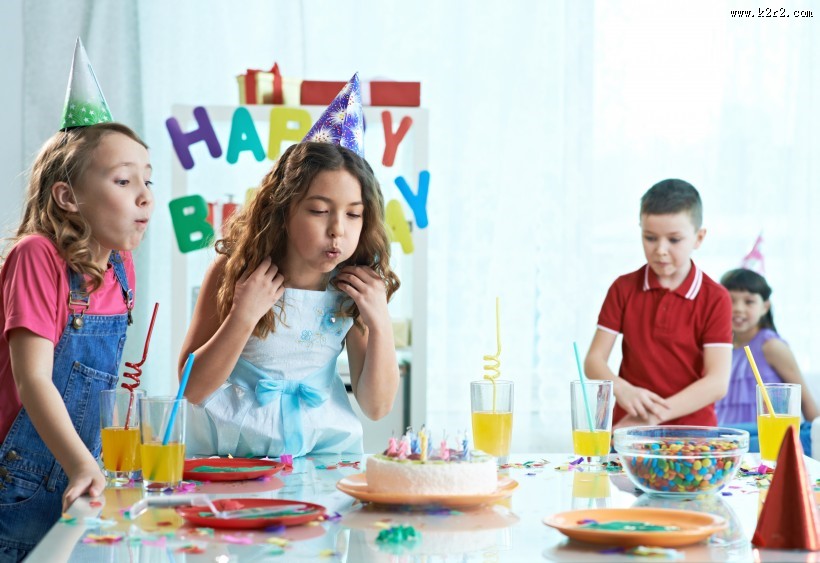 可爱儿童的生日聚会图片