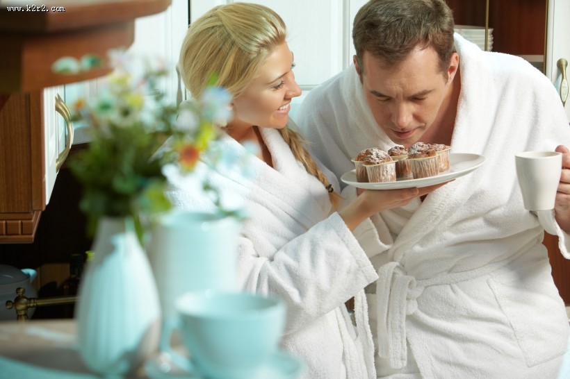 吃早餐的情侣图片