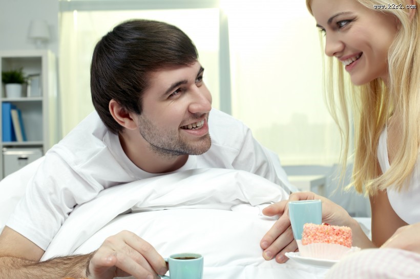 吃早餐的情侣图片