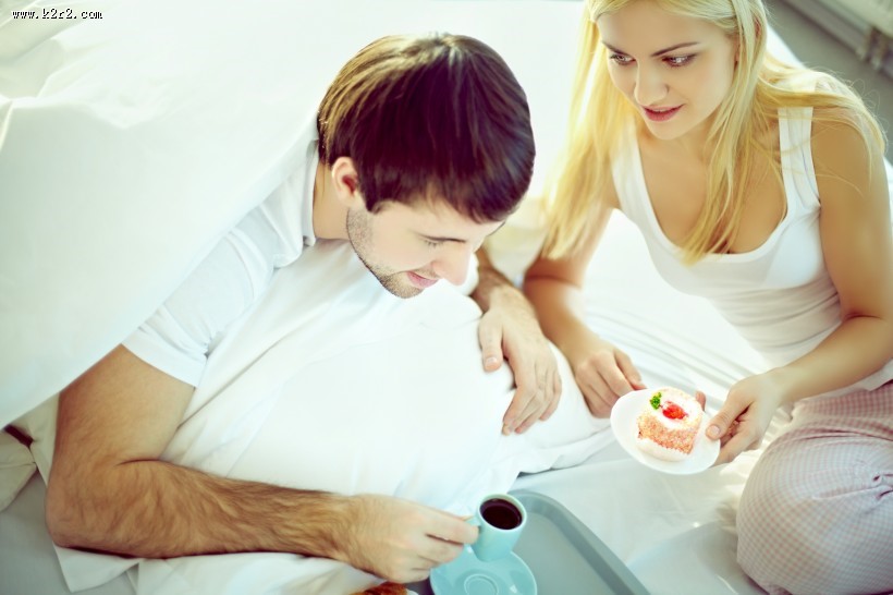 吃早餐的情侣图片