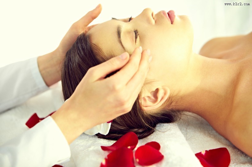 享受spa按摩的美女图片