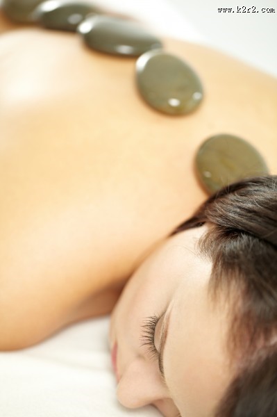 享受spa按摩的美女图片
