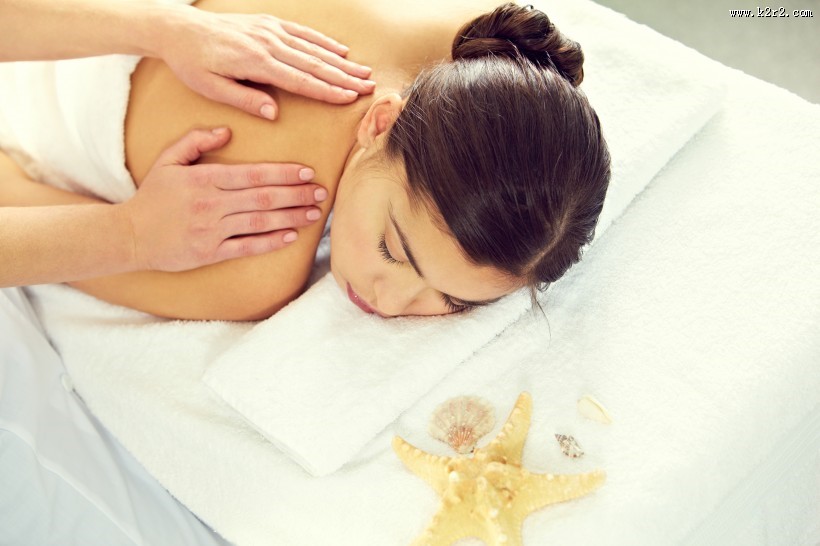 享受spa按摩的美女图片