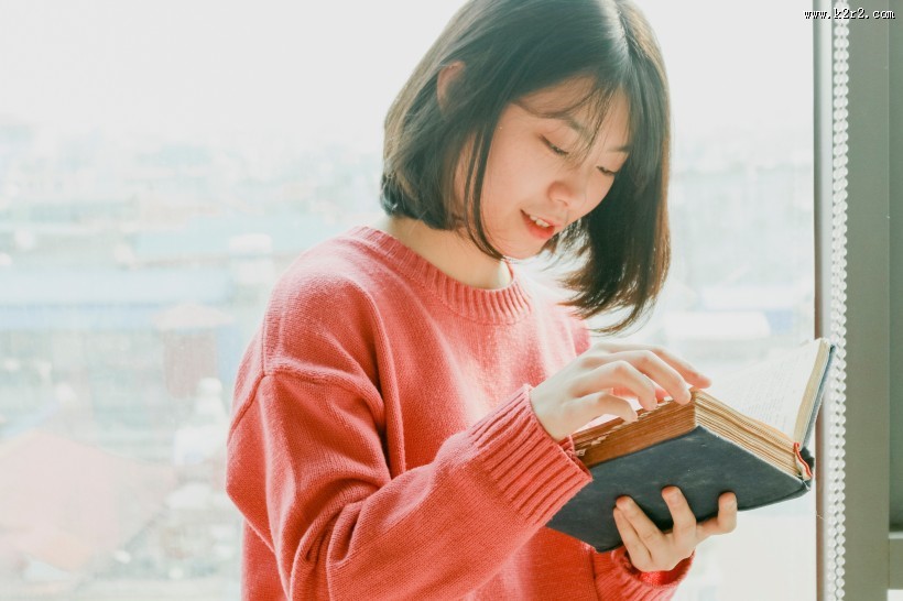 正在看书的女孩图片