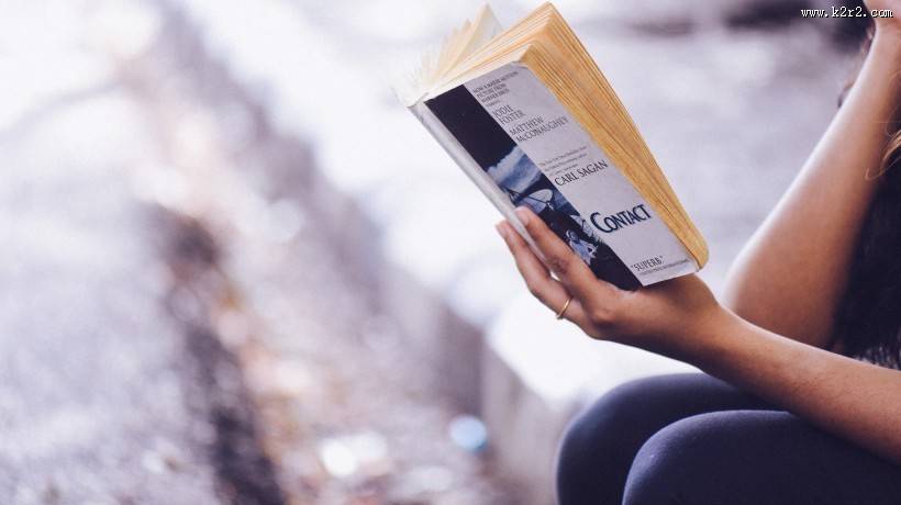 正在看书的女孩图片